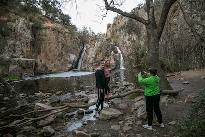 Una familia se hace una foto en las cascadas del Hervidero en San Agustín de Guadalix, el pasado sábado.