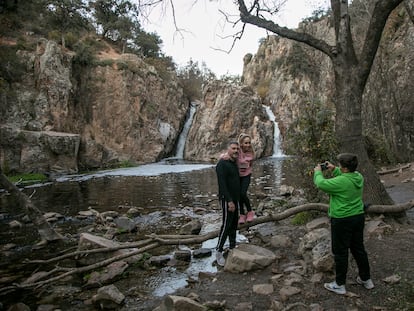 Una familia se hace una foto en las cascadas del Hervidero en San Agustín de Guadalix, el pasado sábado.