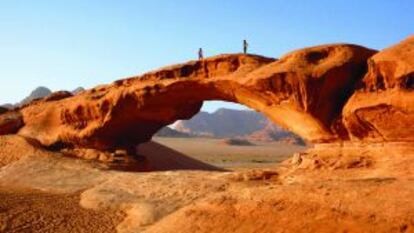 Arco de roca en el Wadi Rum, el Valle de la Luna, en Jordania.