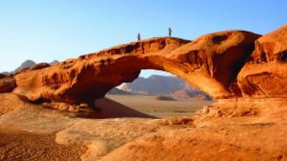 Arco de roca en el Wadi Rum, el Valle de la Luna, en Jordania.