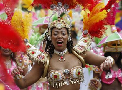 Un año más, y ya van 45, el carnaval de Notting Hill ha transformado durante el fin de semana este barrio del oeste de Londres en un punto de encuentro entre culturas que han disfrutado de la música, la gastronomía y el arte afrocaribeño.