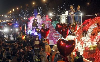 Las carrozas que transportan a los reyes Gaspar y Baltasar atraviesan la Castellana ante la mirada de miles de personas.