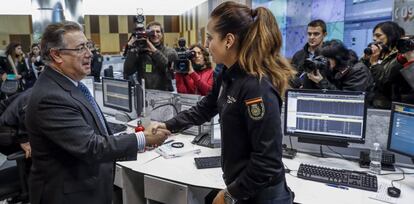 El ministro del Interior, Juan Ignacio Zoido, durante una visita a la Jefatura Superior de Policía de Madrid, este 31 de diciembre.