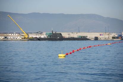 Entre las ocho de la mañana y las cinco de la tarde, la Autoridad Portuaria del Peñón estableció una zona de exclusión. En la foto, el perímetro de seguridad de 200 metros instalados por el Ministerio de Defensa en el Puerto de Gibraltar.