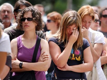 Varios de los asistentes al funeral en Cassà de la Selva por las tres chicas muertas en México.