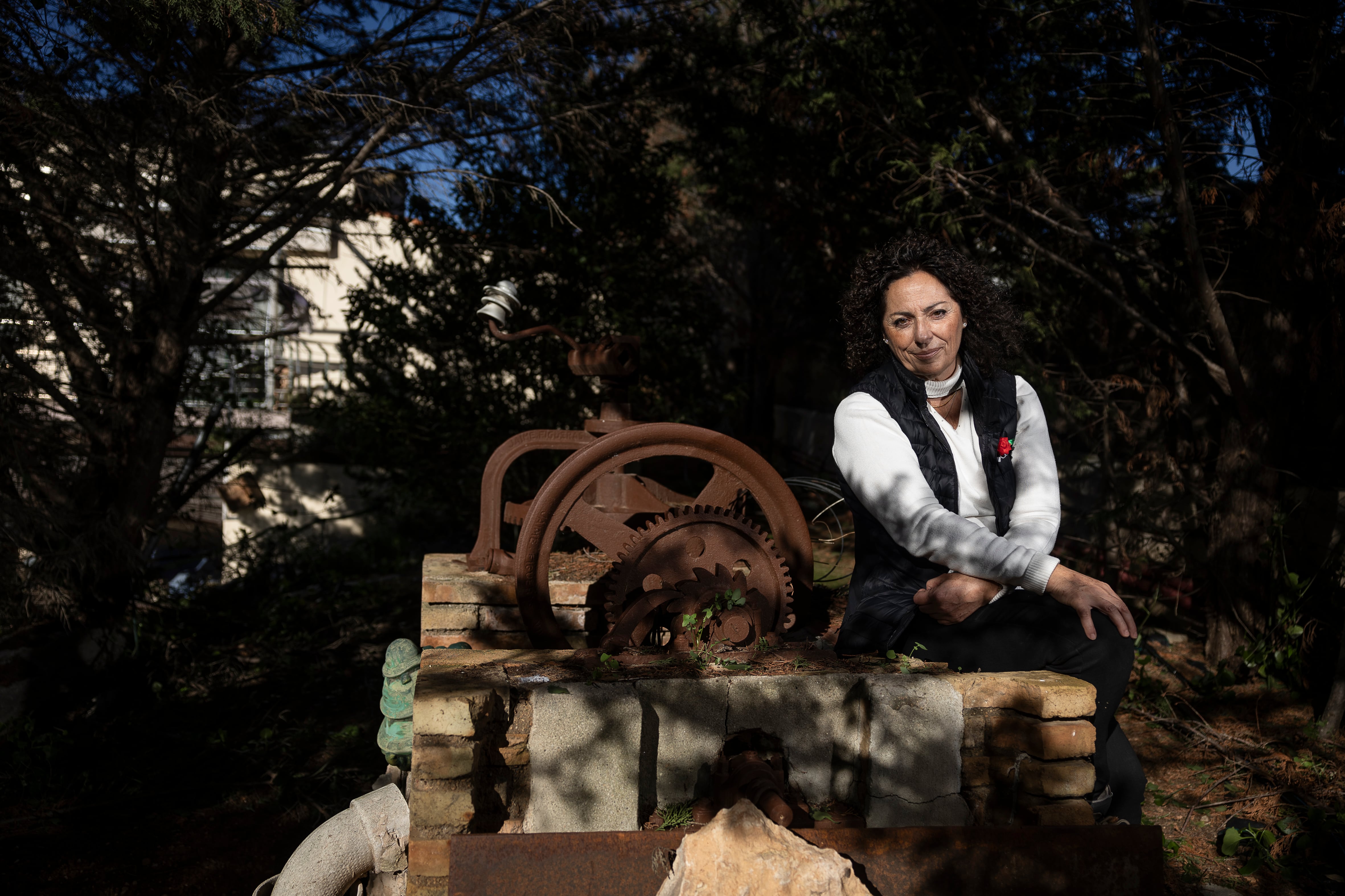 Lidia Campos, fotografiada sobre el pozo con agua contaminada por dos explotaciones ganaderas situadas a escasos metros de su casa. 
