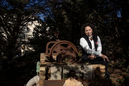 Lidia Campos, fotografiada sobre el pozo con agua contaminada por dos explotaciones ganaderas situadas a escasos metros de su casa.