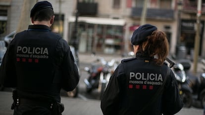 Un pareja de agentes de la Brigada Mobil de los Mossos d Esquadra.