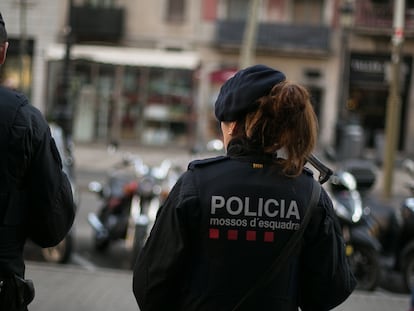 Un pareja de agentes de la Brigada Mobil de los Mossos d Esquadra vigilan la Rambla, 24 de diciembre de 2018 [ALBERT GARCIA]