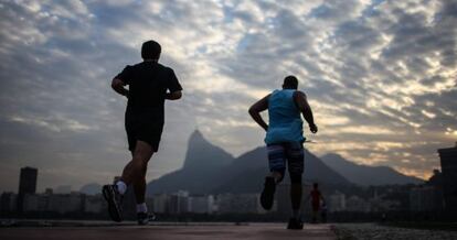 Dos hombres corren en Río de Janeiro.