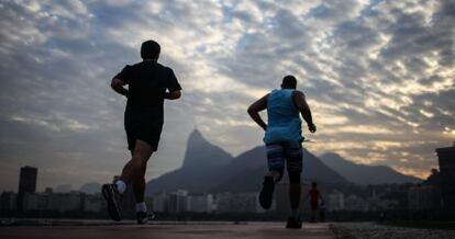 Dos hombres corren en R&iacute;o de Janeiro.