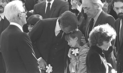 Robert Wagner y su hija, durante el entierro de Natalie Wood.