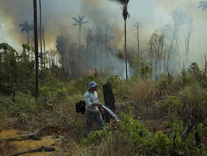 Um trabalhador atua na prevenção de incêndios.