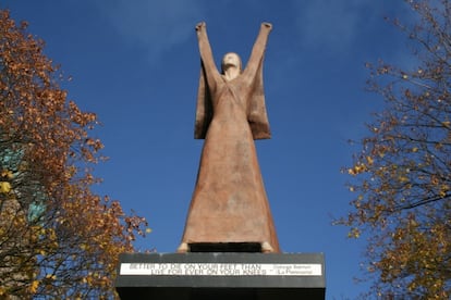 La estatua de La Pasionaria, muy cerca de Central Station, en el muelle de Custom House en la ribera del río Clyde.