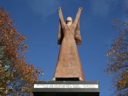 La estatua de La Pasionaria, muy cerca de Central Station, en el muelle de Custom House en la ribera del río Clyde.