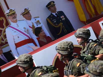 Los Reyes presiden el desfile de las Fuerzas Armadas, en Sevilla.