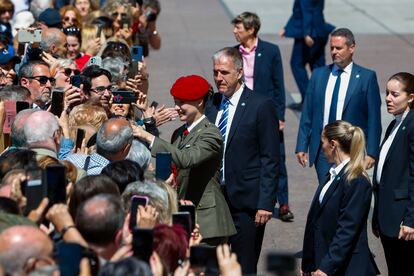 La princesa de Asturias saluda al público después de recibir sendos homenajes por parte de las principales instituciones aragonesas y de la ciudad de Zaragoza.
