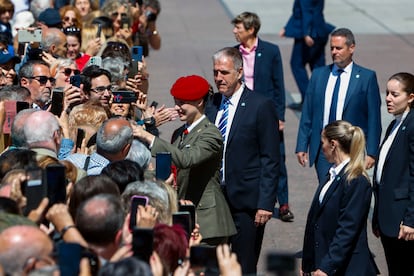 La princesa de Asturias saluda al público después de recibir sendos homenajes por parte de las principales instituciones aragonesas y de la ciudad de Zaragoza.
