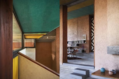 En el recibidor de Casa Tabarelli (izda.) la luz natural entra a través de cortes diagonales realizados en los muros. A la derecha, el pavimento de piedra de la casa, el mismo que Scarpa empleó en la casa Zentner de Zúrich (1964-1968).