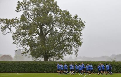 Los jugadores del Arsenal calientan durante una sesión de entrenamiento.