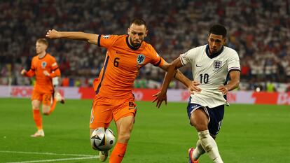 Stefan de Vrij y Jude Bellingham disputan un balón durante el partido entre Países Bajos e Inglaterra.