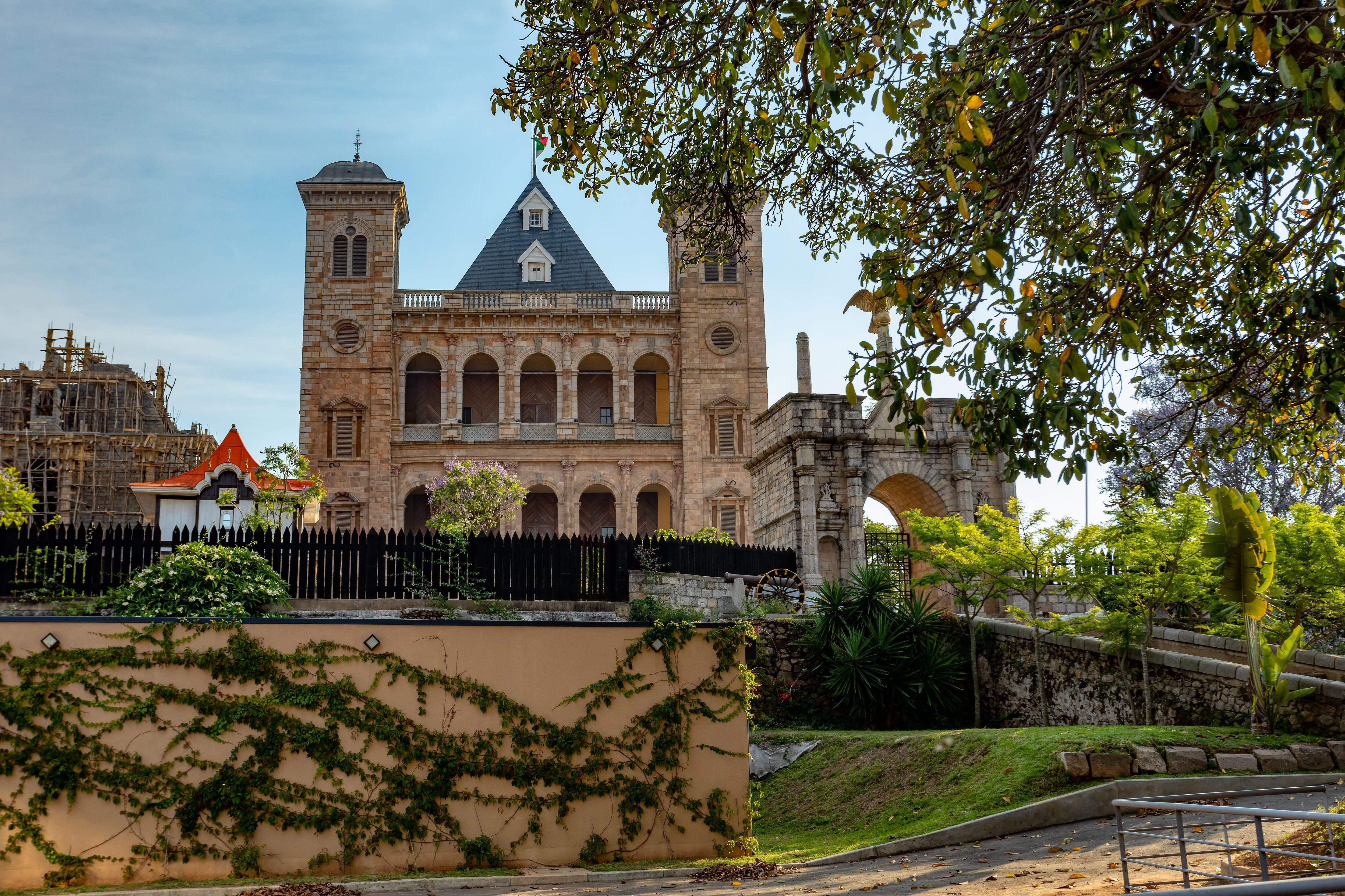 Fachada principal del recién inaugurado Palacio de la Reina en Antananarivo, que aloja el ornamento del palio de la reina Ranavalona III.