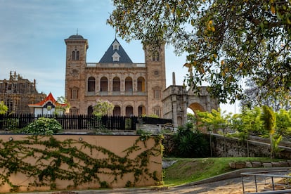Fachada principal del recién inaugurado Palacio de la Reina en Antananarivo, que aloja el ornamento del palio de la reina Ranavalona III.
