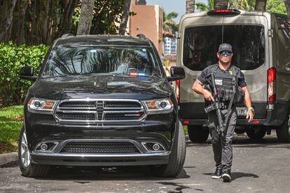 Un agente del servicio secreto en Mar-a-Lago, el día posterior al registro.