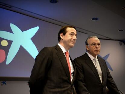 El presidente de CaixaBank, Isidro Fainé, junto al consejero delegado, Gonzalo Gortázar, esta mañana en Barcelona.