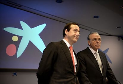El presidente de CaixaBank, Isidro Fainé, junto al consejero delegado, Gonzalo Gortázar, esta mañana en Barcelona.