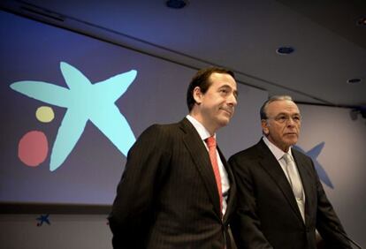 El presidente de CaixaBank, Isidro Fainé, junto al consejero delegado, Gonzalo Gortázar, esta mañana en Barcelona.