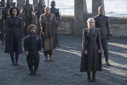 De izquierda a derecha: Nathalie Emmanuel (Missandrei), Peter Dinklage (Tyrion Lannister), Conleth Hill (Varys), Emilia Clarke (Daenerys Targaryen) y Jacob Anderson (Gusano Gris). 