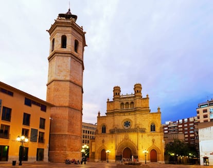 La concatedral de Santa María junto al campanario El Fadrí, en Castellón de la Plana.