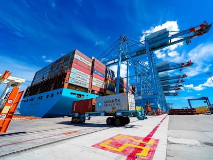 Portacontenedores en el puerto de Algeciras en una imagen del pasado 15 de junio.