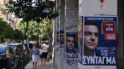 Cartells electorals del candidat de Syriza, Alexis Tsipras, en un carrer d'Atenes.