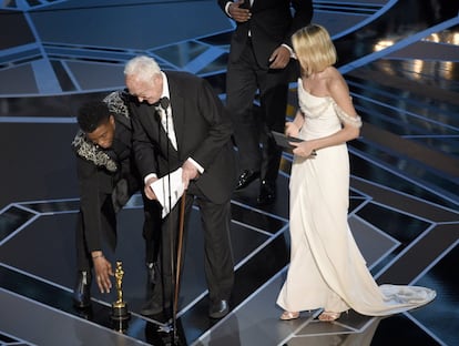 Chadwick Boseman (esquerda) ajuda a James Ivory (centro) antes do discurso de agradecimento do Oscar de Melhor Roteiro Adaptado adaptado por 'Me chame peo seu nome".