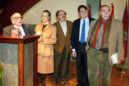 Victoriano Crémer, María Victoria Atencia, Antonio Colinas, Jaime Siles y Jesús Hilario Tundidor (de izquierda a derecha), en Valladolid.