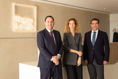 De izquierda a derecha: Gonzalo Ardila, socio del área de práctica de litigación en Hogan Lovells; Silvia Martínez, nueva socia de arbitraje internacional y Fernando Calancha, socio director de la oficina de Madrid y líder del área de práctica de regulatorio y energía.