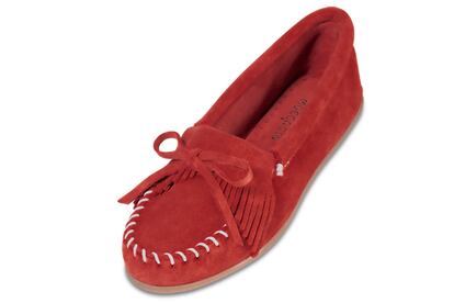 A las celebrities les encanta la firma Minnetonka. Este modelo, en rojo, cuesta 75 €