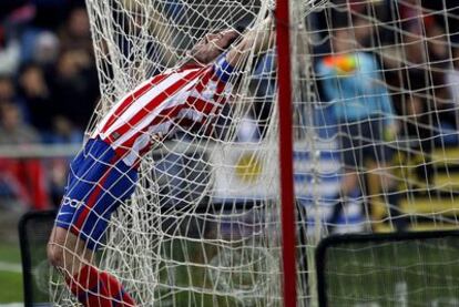 Antonio López celebra el gol de Jurado dentro de la portería.