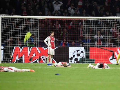 Tagliafico observa a sus compañeros caídos tras el 2-3.