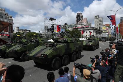 Vehículos militares taiwaneses participan en el desfile de celebración del día nacional de Taiwán este domingo