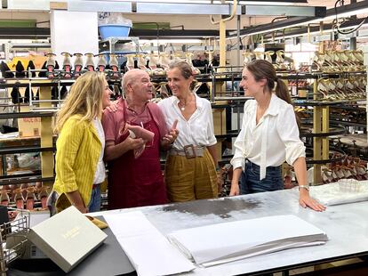 Elena Bonet, Parra (control de calidad), Tita Guerrero e Inés Bonet en el taller. 