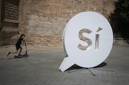 El &#039;s&iacute;&#039; gigante en la plaza del Rac&oacute; del Campanar de Sabadell. 
 