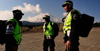 Efectivos de la policía en las inmediaciones del volcán