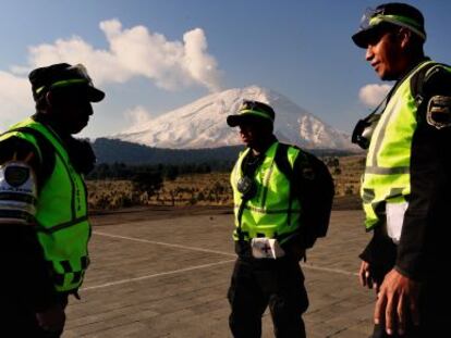 Efectivos de la policía en las inmediaciones del volcán