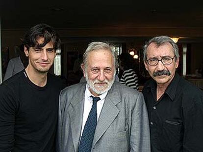 De izquierda a derecha, Juan Diego Botto, Adolfo Aristarain y José Sacristán, en San Sebastián.