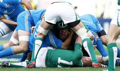 Instante del encuentro entre Italia e Irlanda en el Estadio Olímpico de Roma. La selección italiana se impuso por primera vez a la de Irlanda, en el torneo de las Seis Naciones, en el que entró en 2000.