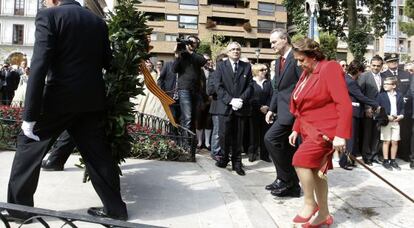 Alberto Fabra y Rita Barberá en la ofrenda floral ante la estatua de Jaime I en Valencia.