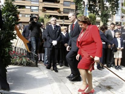 Alberto Fabra y Rita Barber&aacute; en la ofrenda floral ante la estatua de Jaime I en Valencia.